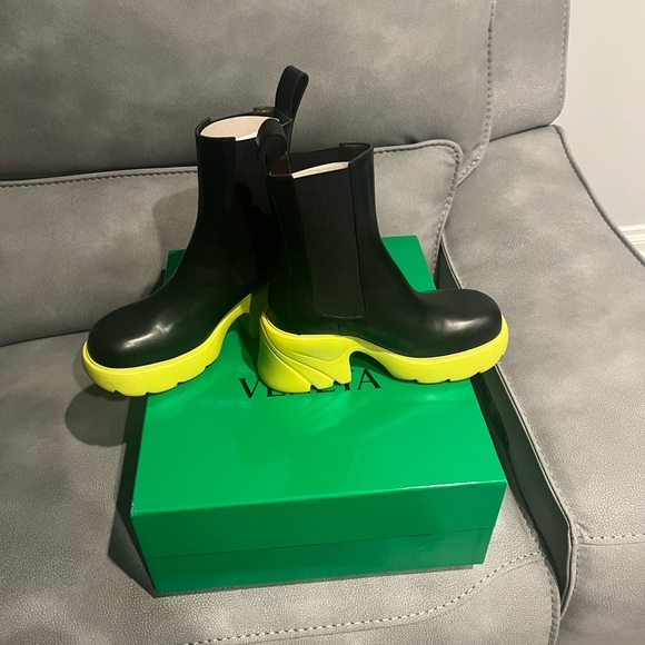 New Authentic Bottege Venetia Flash Boots in color Kiwi (looks like green). - Picture 5 of 9